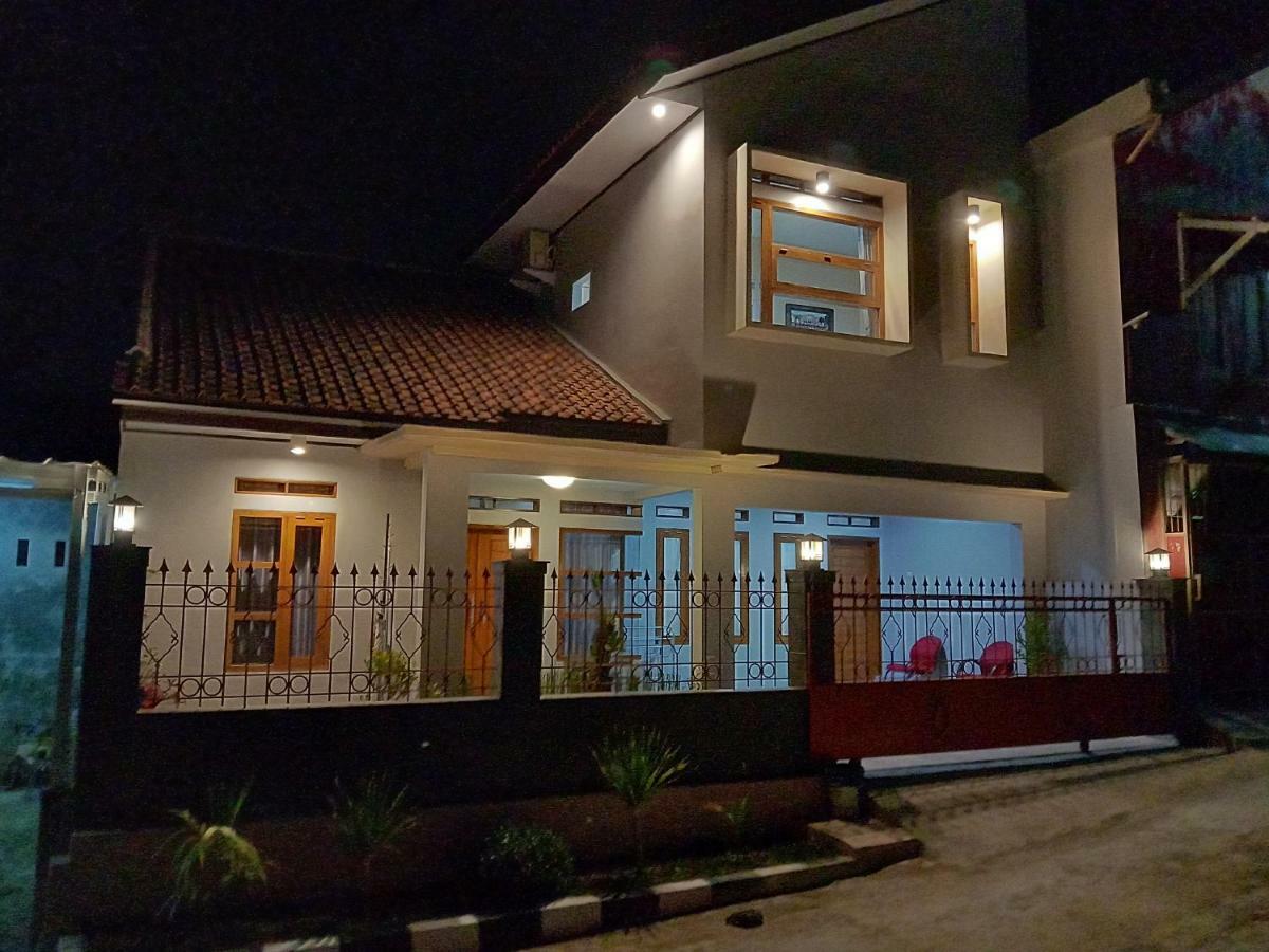 Guesthouse - Lubna Homestay Kuningan Exterior foto